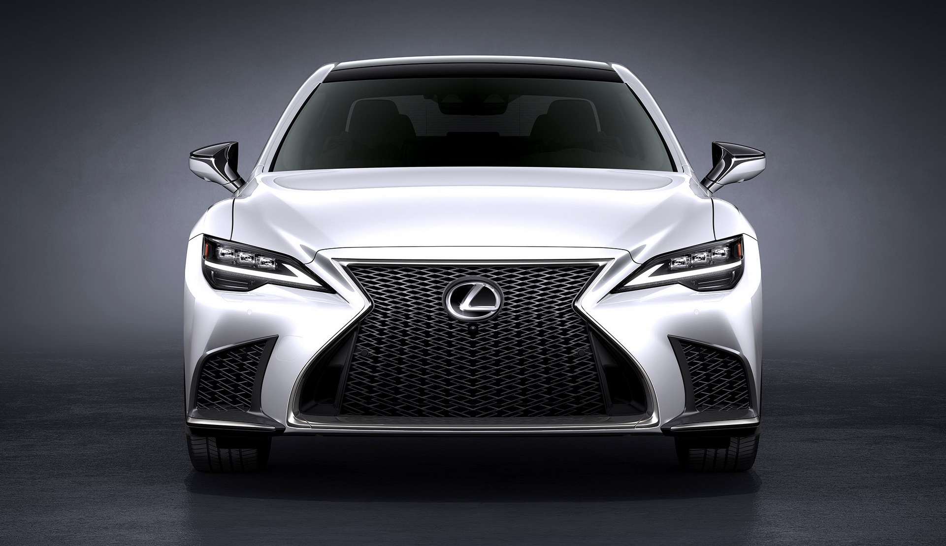 Lexus lowers the tone, but does not give up the spindle grid, despite the fact that consumers say it's "off".