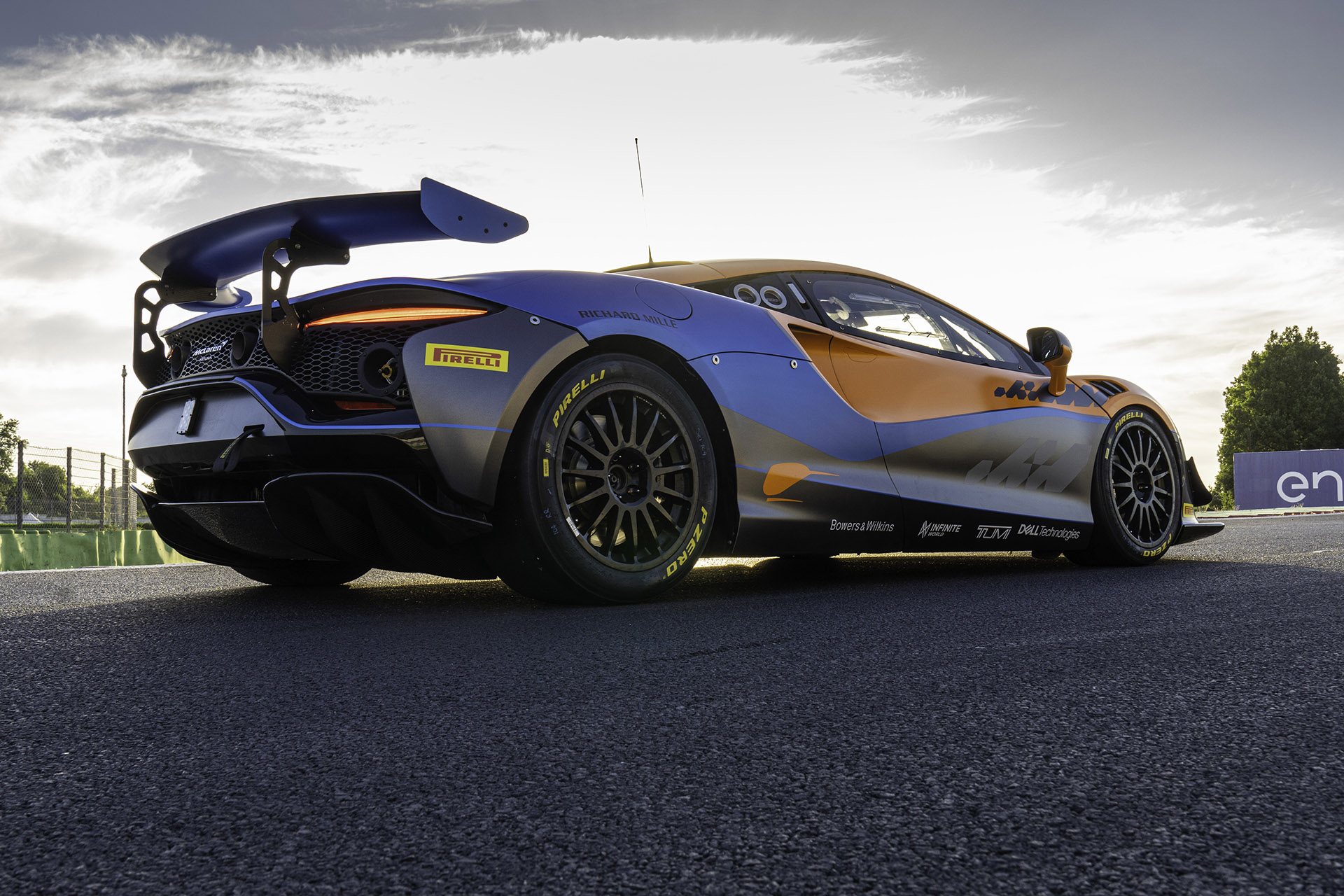 McLaren Artura GT4 Racer debuted without a hybrid road transport system