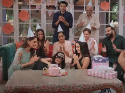 Family cutting cake tu jhoothi mai makkar